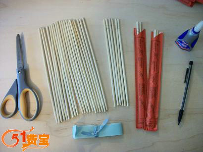 厨房省钱小妙招，用旧筷子做方便收纳的锅垫